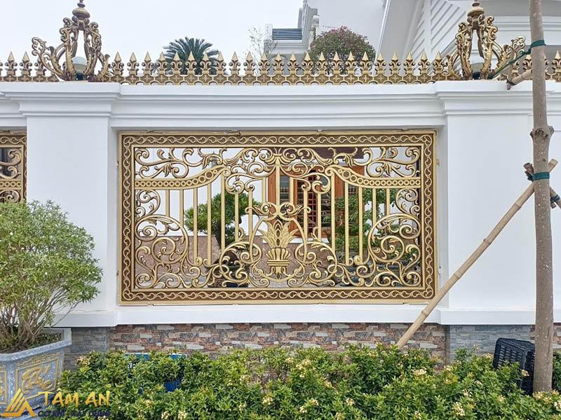 Sự kết hợp giữa hàng rào bê tông và hàng rào nhôm đúc hợp kim tăng tính an toàn cho không gian nhà ở