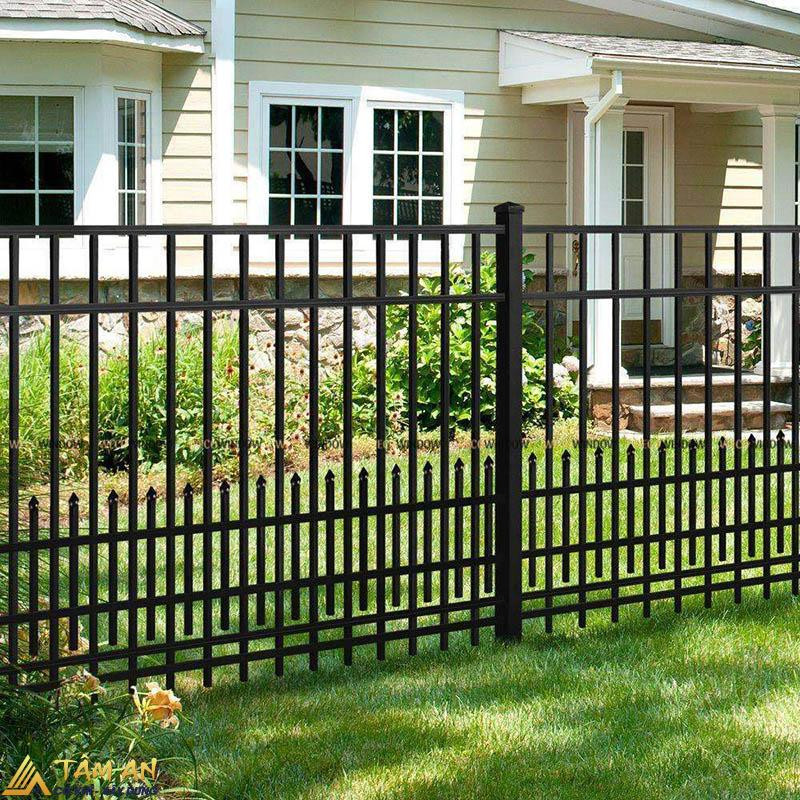 Thiết kế hàng rào sắt đơn giản cho ngôi nhà cấp 4