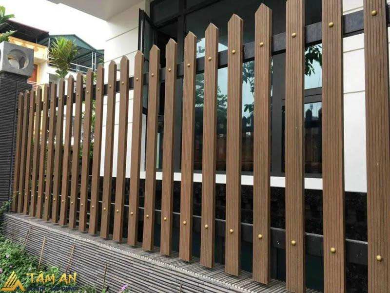 Thiết kế hàng rào gỗ dạng thanh mang lại sự thông thoáng cho không gian nhà cấp 4