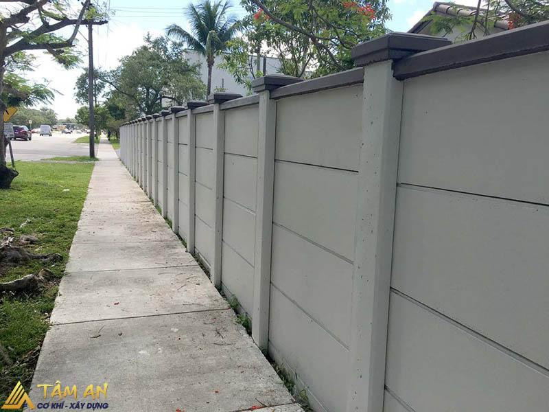 Hàng rào bê tông chắc chắn, tạo sự an toàn cho ngôi nhà