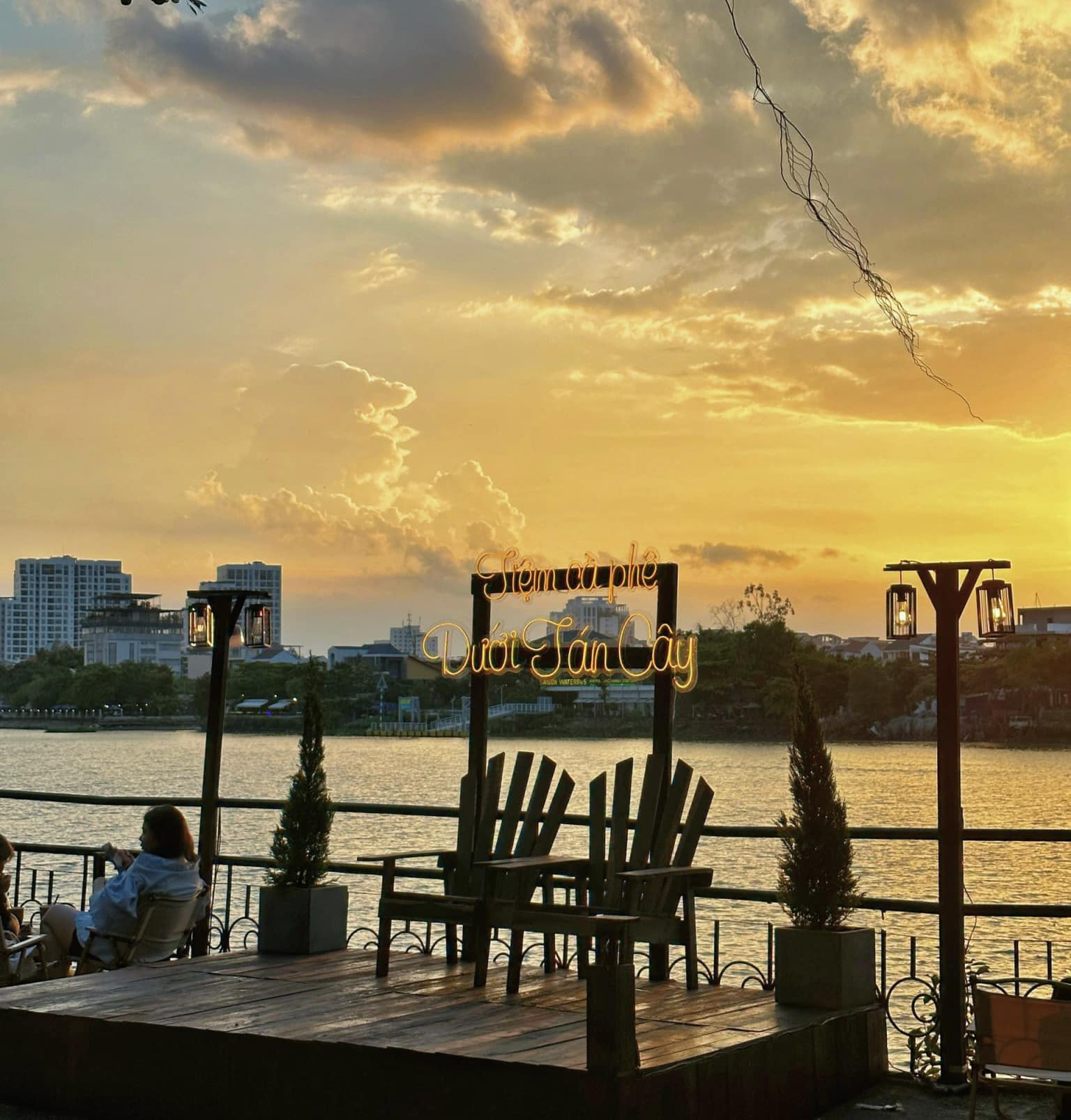 Không gian ngoài trời thoáng đãng và view đẹp tại Tiệm Cà Phê Tò Vò