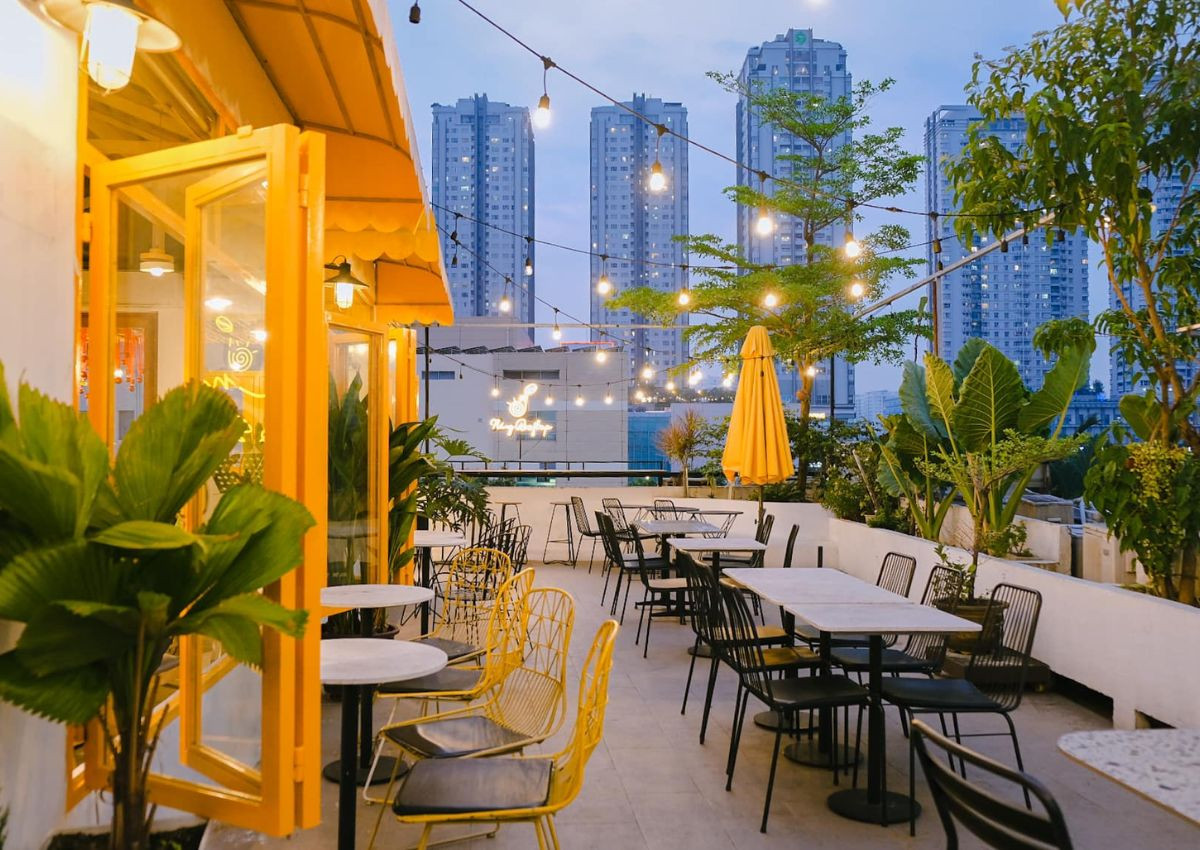 Toàn cảnh không gian Du Miên Coffee với nhiều cây xanh