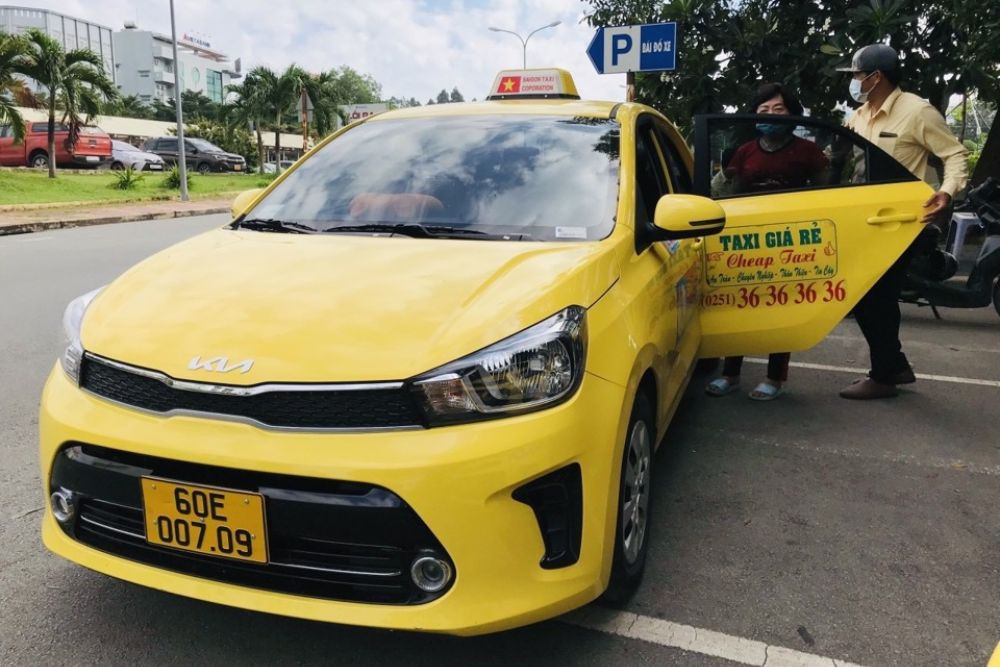 Du khách có thể liên hệ đến hotline của Cheap Taxi tại Vĩnh Long để đặt xe nhanh chóng