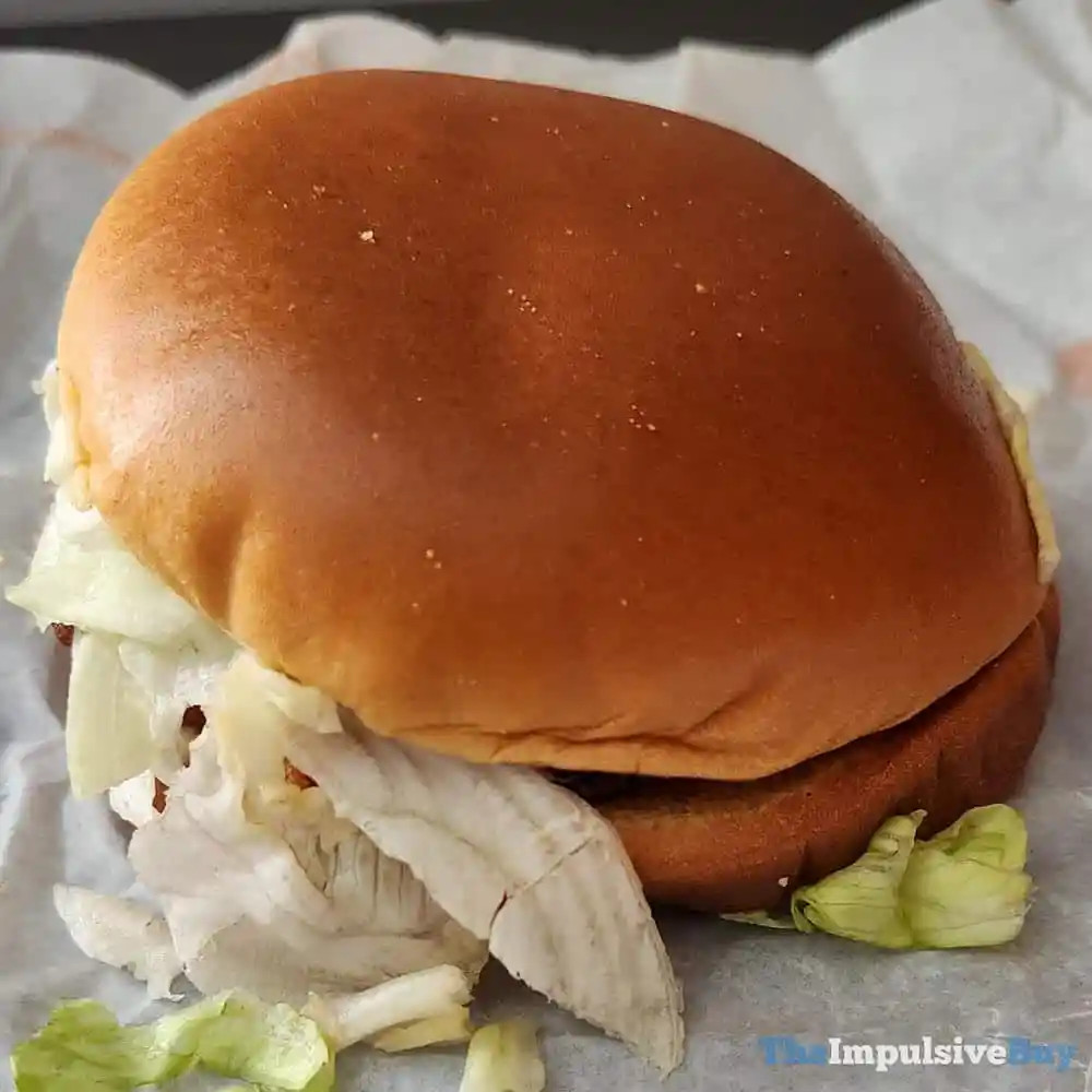 Bánh mì gà giòn Royal Crispy Chicken của Burger King