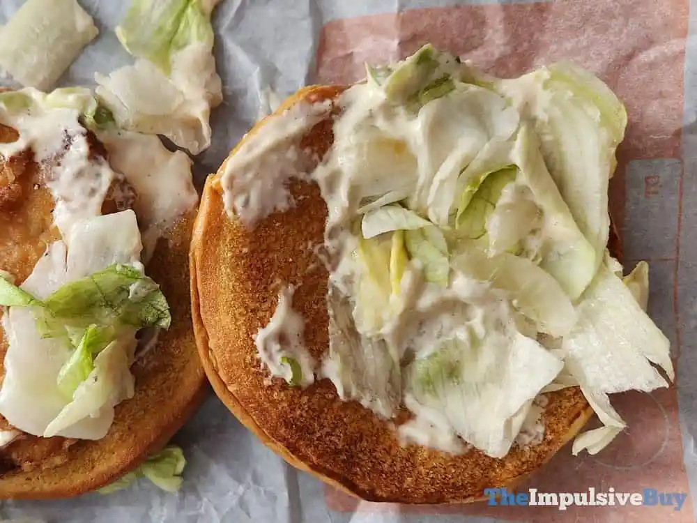 Rau xà lách trên bánh mì gà giòn Royal Crispy Chicken Burger King