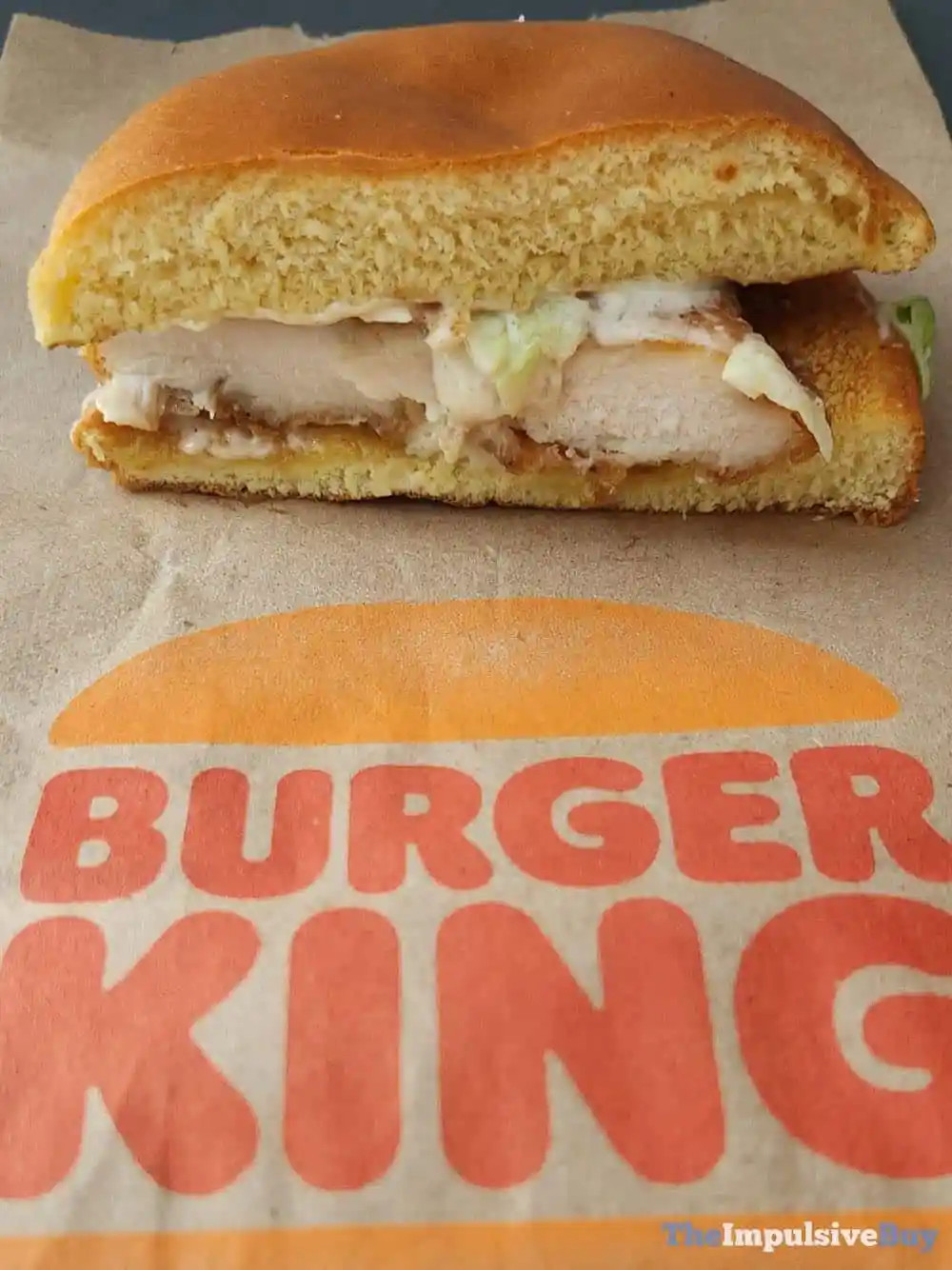 Một góc khác của bánh mì gà giòn Royal Crispy Chicken Burger King