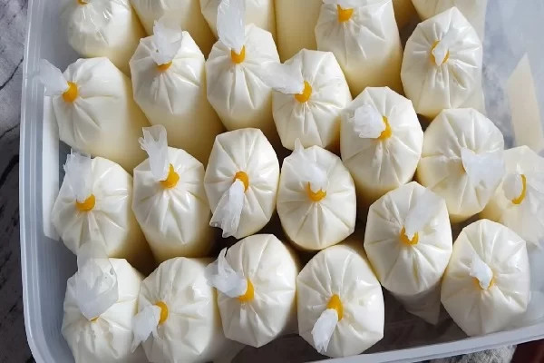 Công đoạn đong sữa chua vào túi