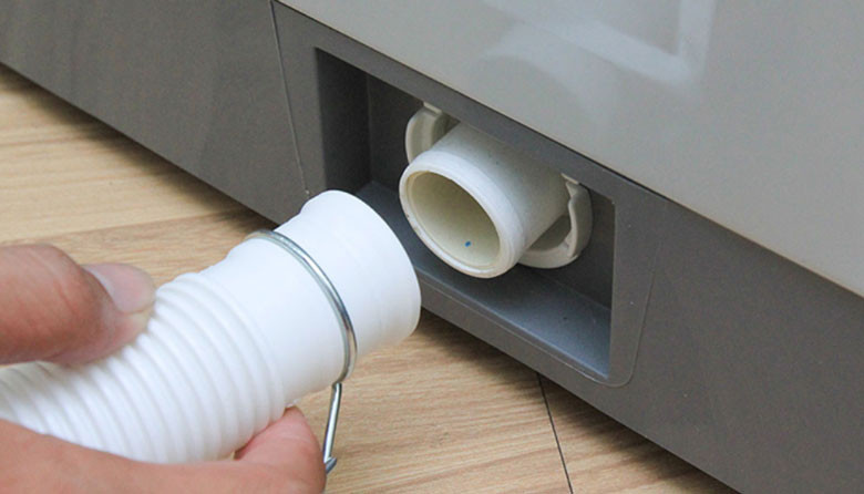 Kiểm tra và vệ sinh đường ống thoát và cấp nước máy giặt
