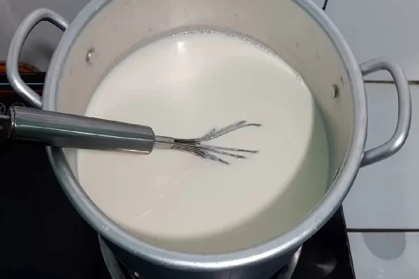 Khuấy càng lâu thì sữa chua sẽ càng dễ lên men