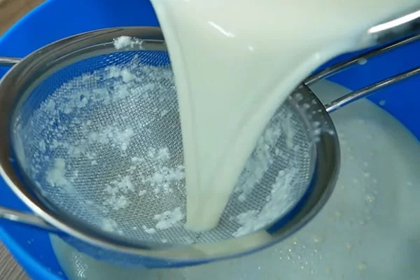 Việc lọc hỗn hợp sữa qua rây sẽ giúp thành phẩm mịn, mượt hơn