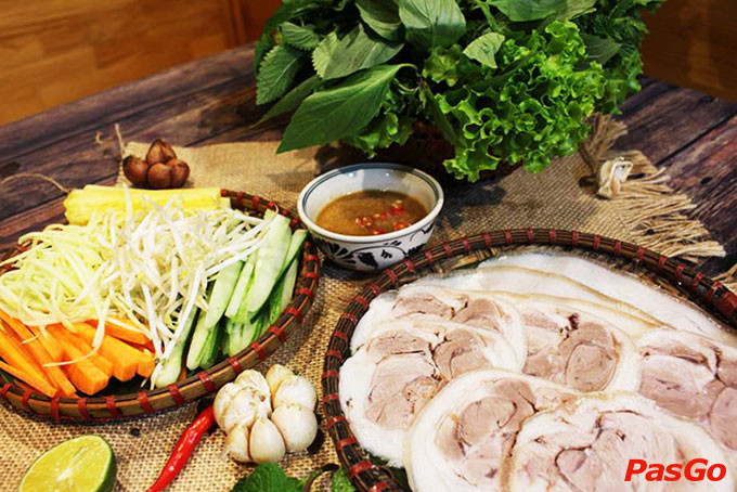 Đĩa bánh tráng thịt heo cuốn với rau sống tươi ngon