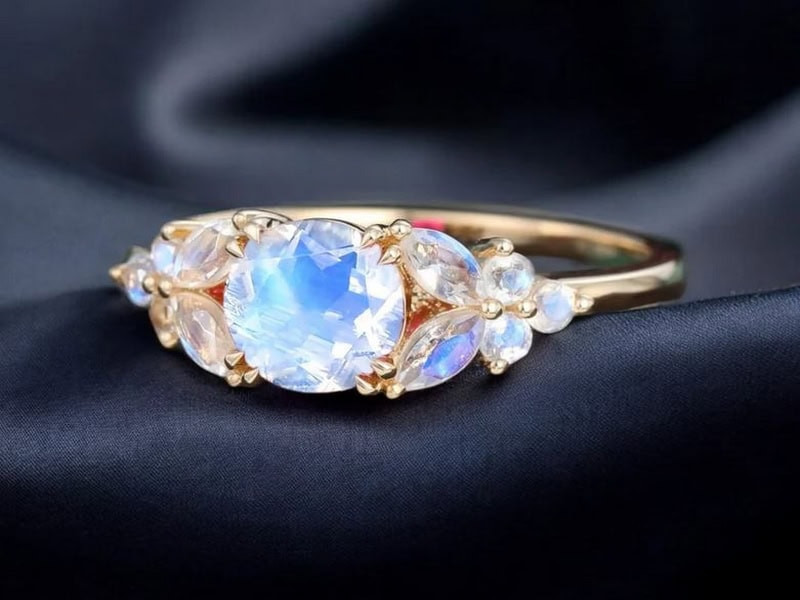 Mẫu nhẫn chế tác từ đá Mặt Trăng đầy khác biệt