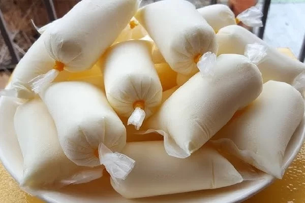 Sữa chua túi mát lạnh có hương vị thơm béo, là món ăn vặt giải khát phổ biến