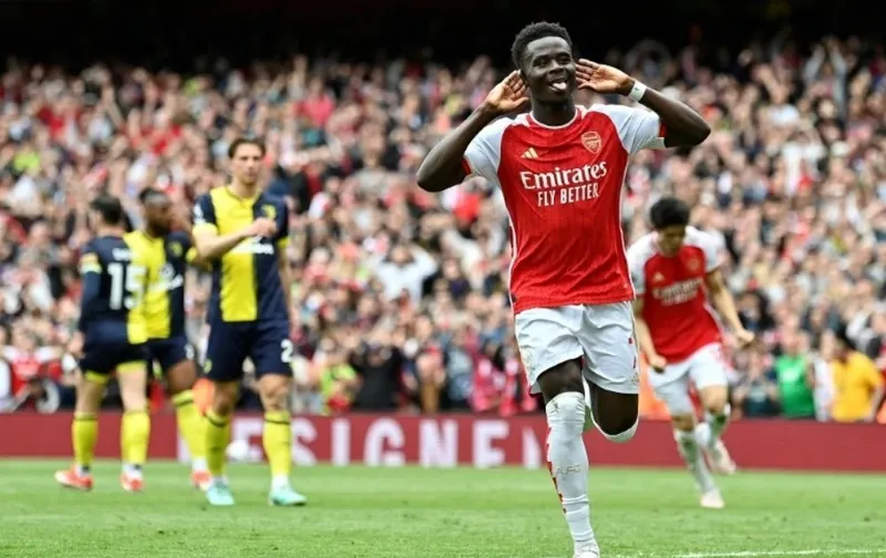 Bukayo Saka ăn mừng chức vô địch FA Cup cùng Arsenal