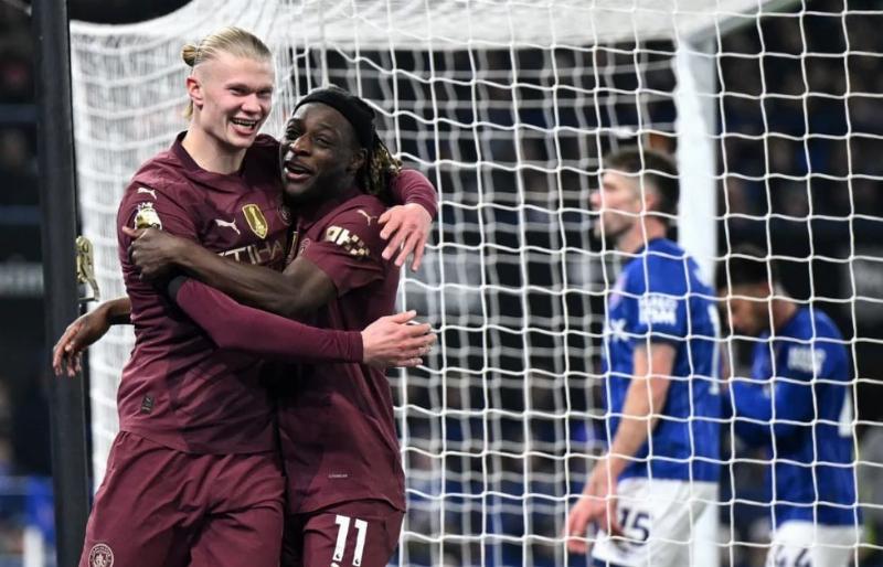 Kevin De Bruyne tung cú sút xa uy lực