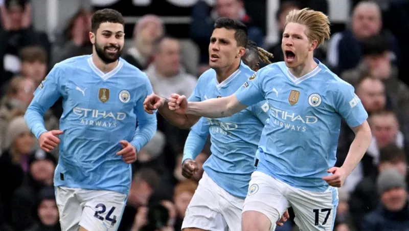 Kevin De Bruyne tập luyện chăm chỉ trên sân