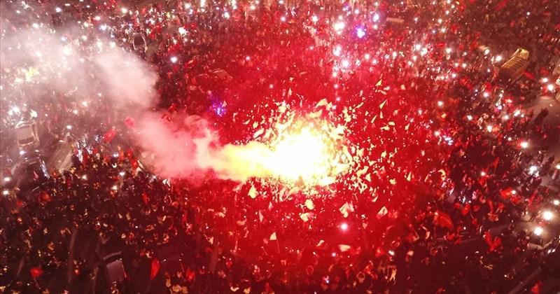 Cổ động viên Real Madrid ăn mừng chiến thắng