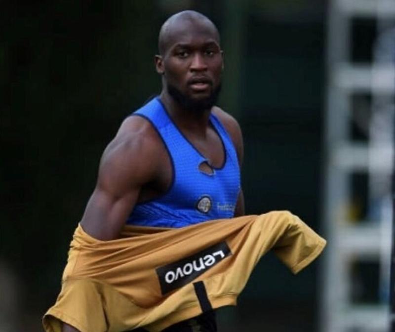 Romelu Lukaku Khoe Sức Mạnh