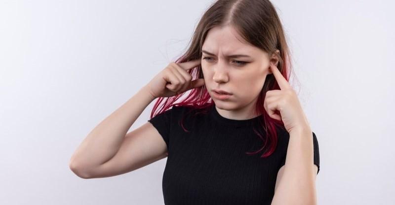 Giải mã điềm báo nóng tai trái nữ theo tử vi và quan niệm dân gian