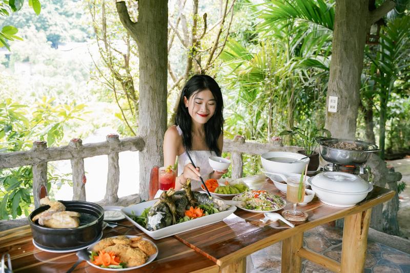 Hình ảnh minh họa các hành động bảo vệ môi trường cụ thể (như trồng cây, phân loại rác, sử dụng túi vải) được lồng ghép với yếu tố thời gian hoặc lịch, kết nối với chủ đề 12/10 cung gì và hành động xanh.