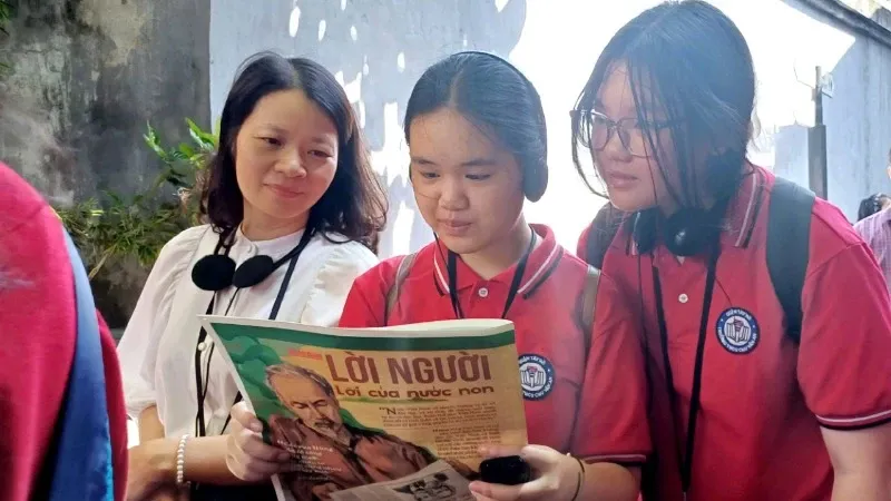 Hình ảnh minh họa một người đang ngồi lặng lẽ trong công viên hoặc gần thiên nhiên, suy ngẫm và ghi chép, tượng trưng cho việc nhìn lại và kết nối với môi trường vào ngày sinh 12/10.