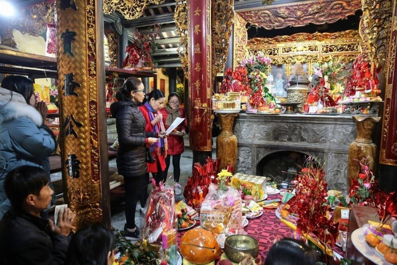 Ban thờ Tam Tòa Thánh Mẫu trang nghiêm với lễ vật đầy đủ, thể hiện lòng thành kính của gia chủ