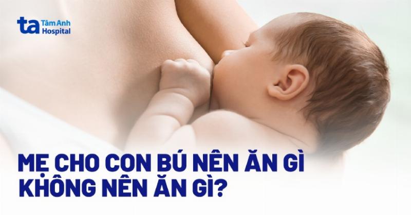 Người phụ nữ đang chuẩn bị bữa ăn chay lành mạnh với nhiều loại rau củ, ngũ cốc và các loại đậu