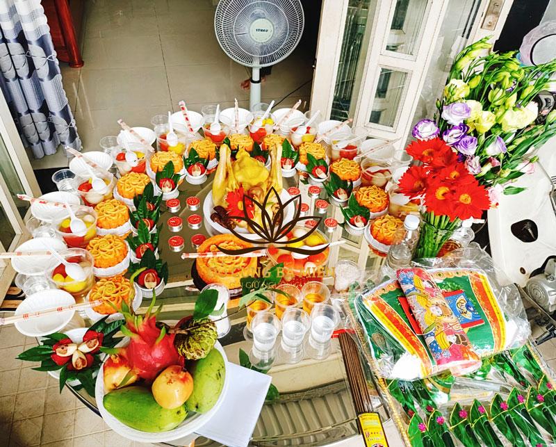 Hình ảnh gia đình quây quần bên mâm cúng văn khấn 30 Tết trang trọng, ấm cúng