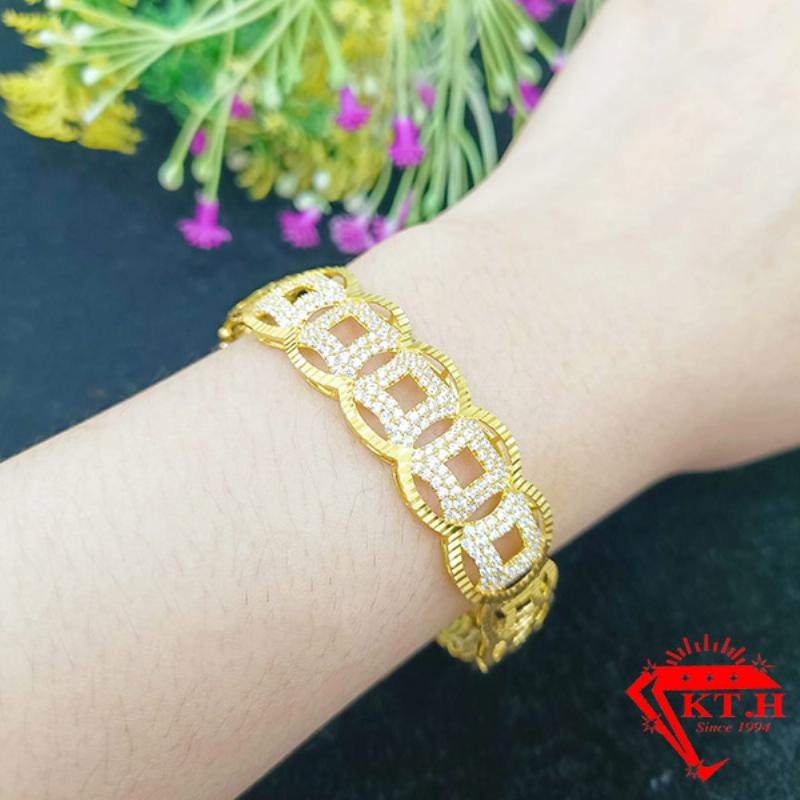 Bộ sưu tập nhẫn kim tiền vàng 24K với nhiều kiểu dáng và kích thước khác nhau, thể hiện sự đa dạng lựa chọn