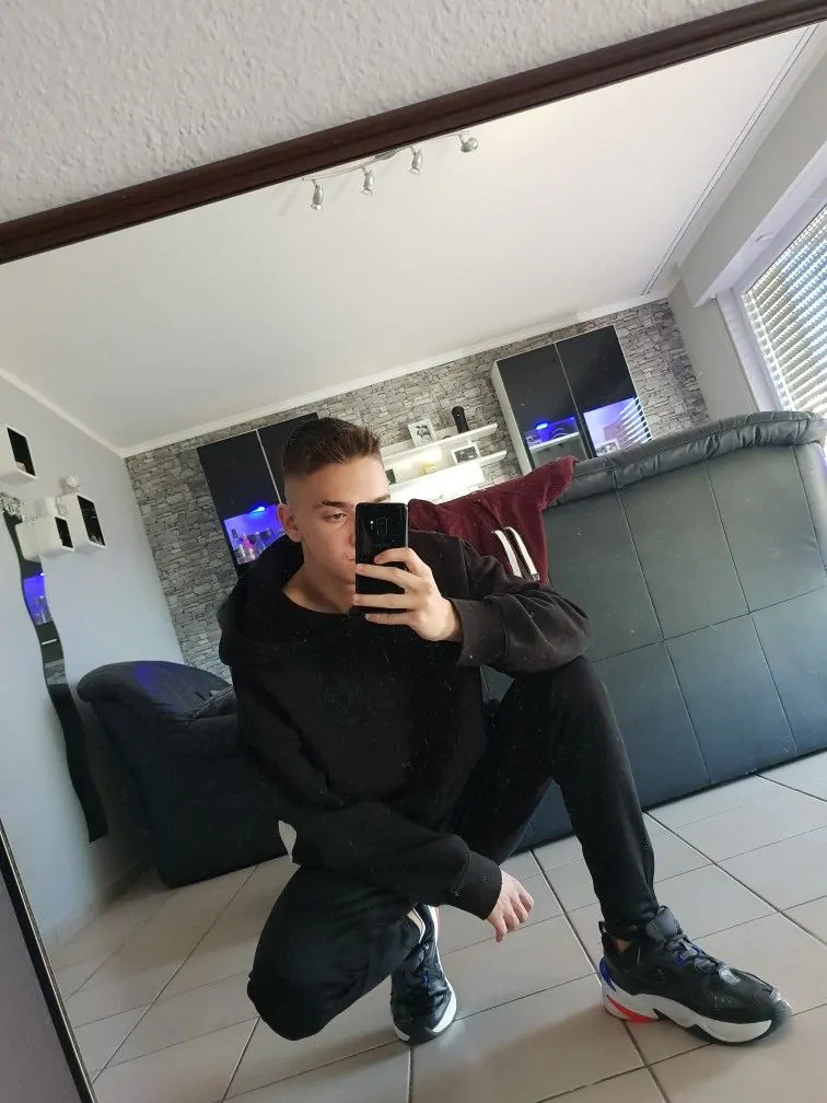 Ngồi tạo dáng &quot;SWAG&quot; trước gương nam giới