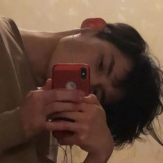 Selfie nghiêng đầu 90 độ cho nam giới