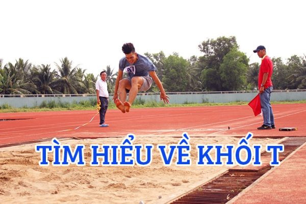 Hình ảnh các thí sinh đang thực hiện bài thi năng khiếu khối T00