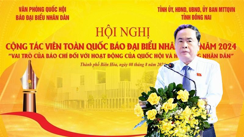 Một cộng đồng đang cùng nhau thảo luận và chia sẻ kinh nghiệm về Bát Nhã Tâm Kinh trong một không gian mở, đầy ánh sáng, thể hiện sự lan tỏa tri thức và bình an
