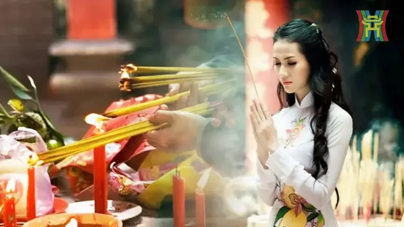 Người dân cúng sao giải hạn theo nghi thức truyền thống Việt Nam cầu mong bình an