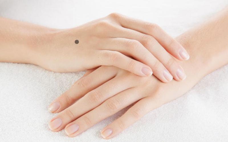 Ý nghĩa nốt ruồi trên mu bàn tay trong phong thủy và tướng số