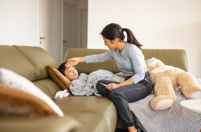 Theo dõi thân nhiệt và các triệu chứng sốt để đi khám kịp thời