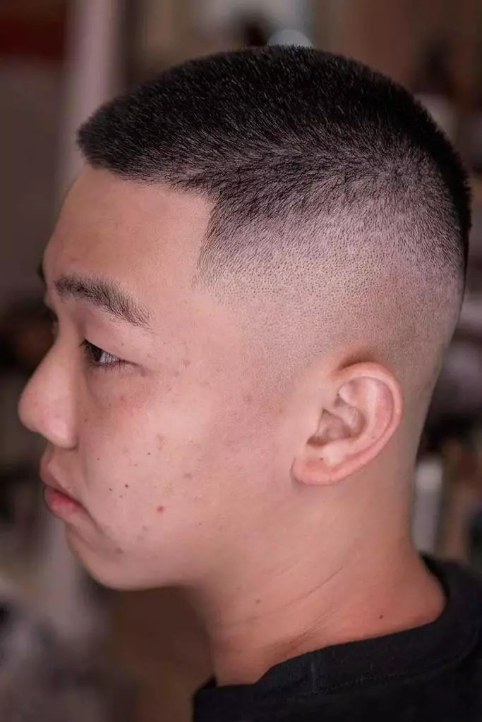 Tóc buzz cut textured hiện đại cho nam mặt tròn