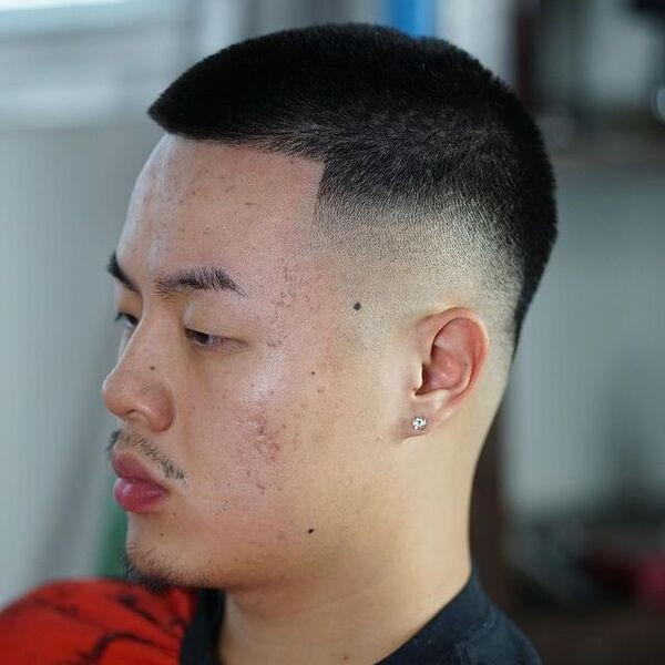 Tóc skin fade buzz cut mạnh mẽ cho nam mặt tròn