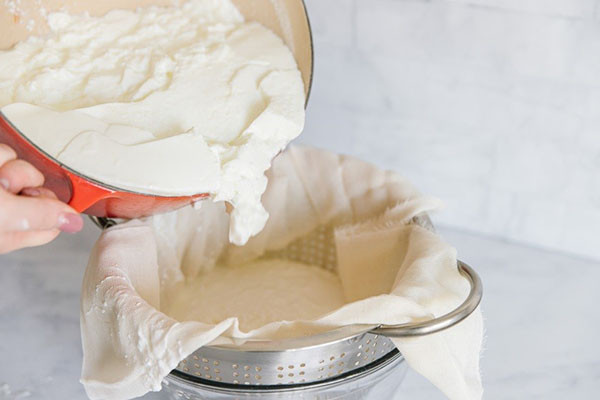 Quá trình lọc sữa chua qua rây lót vải mỏng trong tủ lạnh giúp tách hoàn toàn phần nước whey, mang lại kết cấu sữa chua Hy Lạp đặc mịn và thơm ngon.