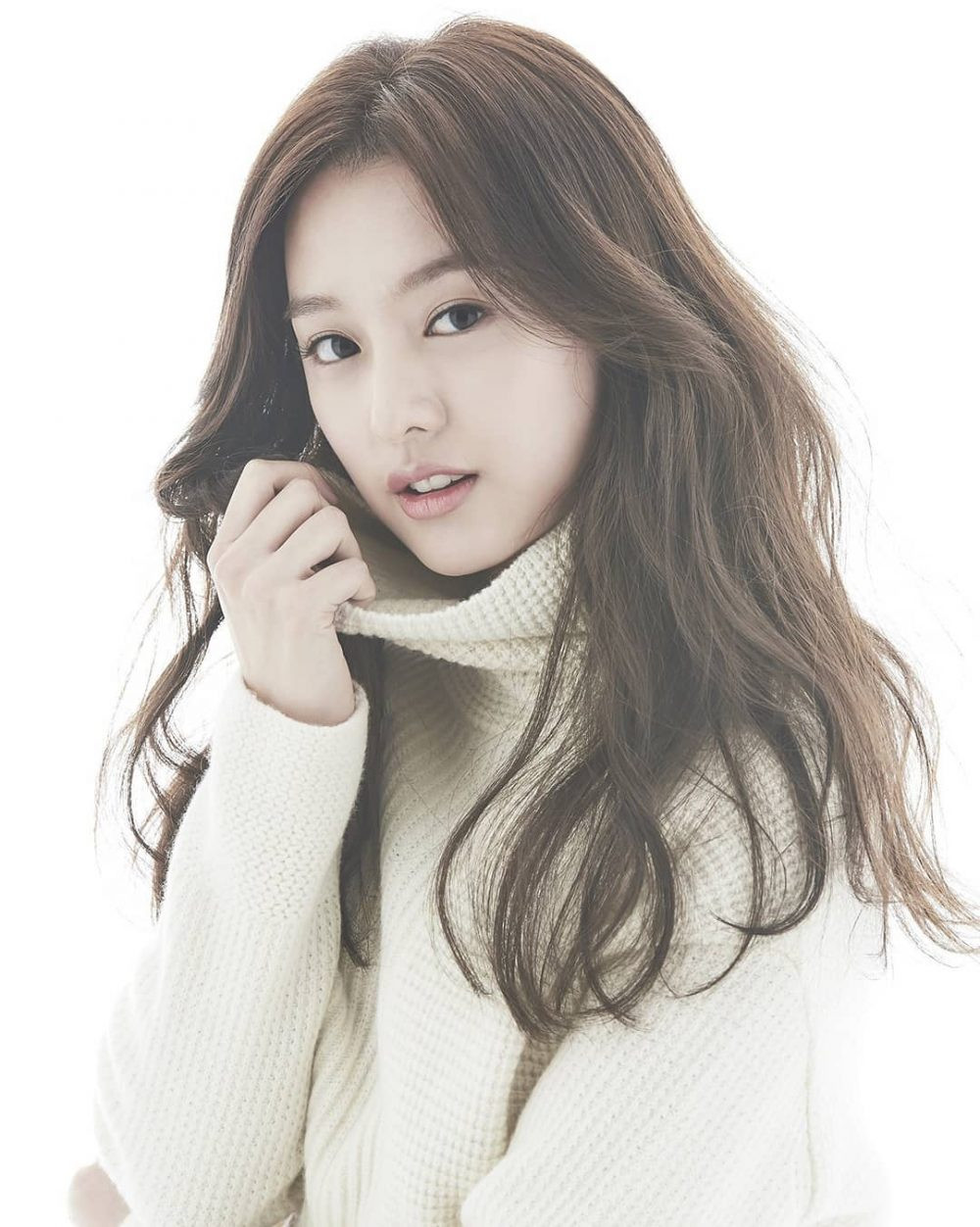 Kim Ji Won với thần thái cuốn hút trên tạp chí
