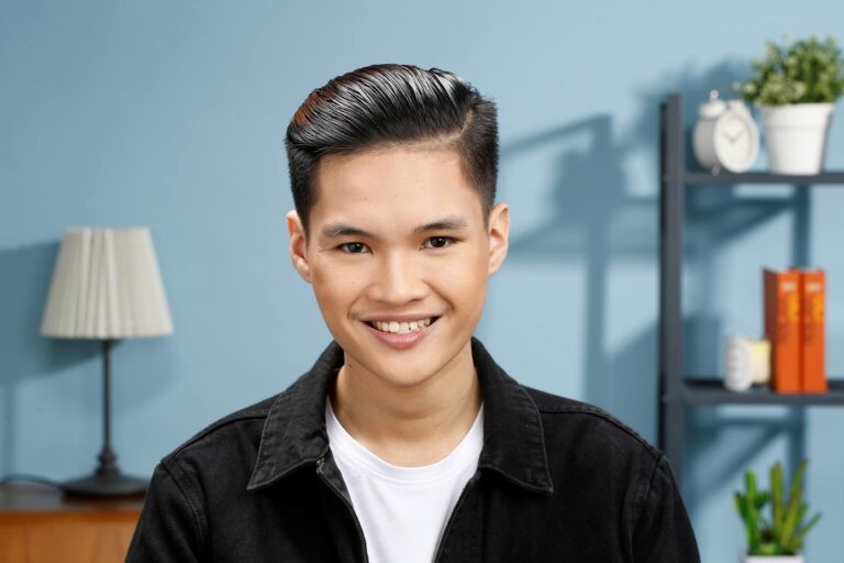 Tóc slicked-back lịch lãm cho nam mặt tròn