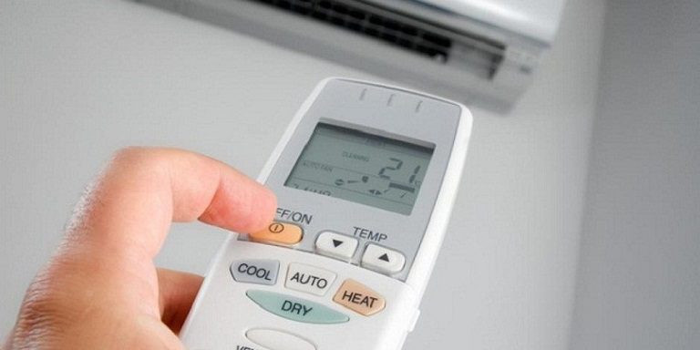 Minh họa cách bật tắt và lựa chọn chế độ trên điều khiển điều hòa Daikin đời mới