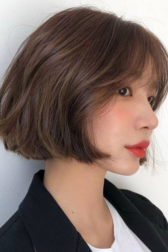 Nữ mặt tròn đáng yêu với tóc bob gợn sóng nhẹ nhàng