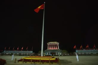 Quảng trường Ba Đình trước giờ hạ cờ
