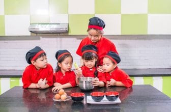Bé tập làm đầu bếp tại VinKE