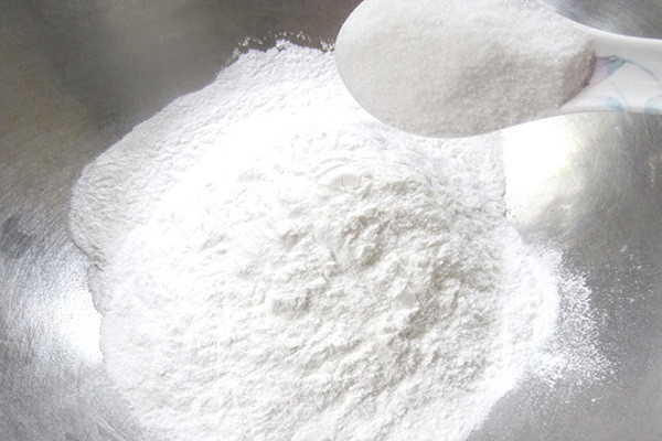 Trộn bột khô làm bánh tai yến