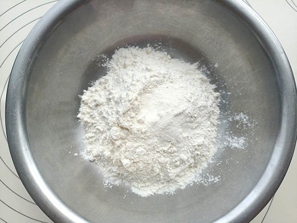 Trộn các loại bột làm bánh tai yến