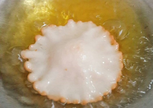 Chiên bánh tai yến bằng bột năng