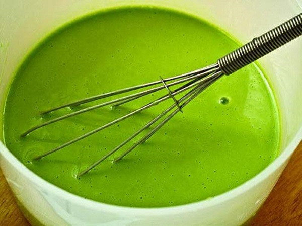 Hòa bột mì và nước cốt lá dứa