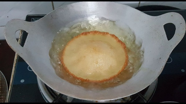 Bánh tai yến vàng giòn sau khi chiên
